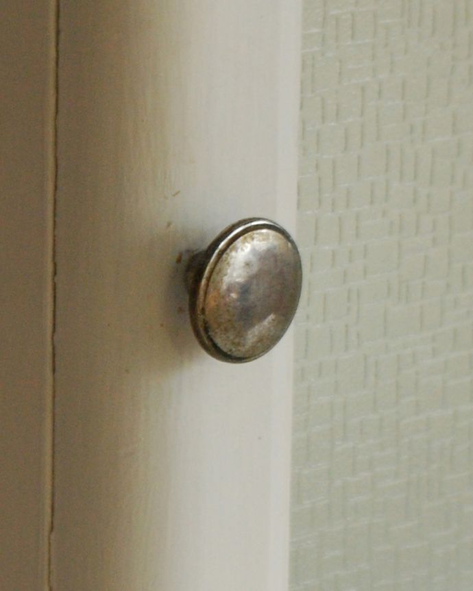 ウォールキャビネット　アンティーク家具　ガラス扉付きのスモールキャビネット、壁につけるアンティーク家具。アンティークのいい風合いのシンプルな取っ手です。(d-1256-f)