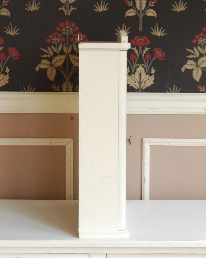 ウォールキャビネット　アンティーク家具　ガラス扉付きのスモールキャビネット、壁につけるアンティーク家具。サイドもきれいにペイントされています。(d-1256-f)