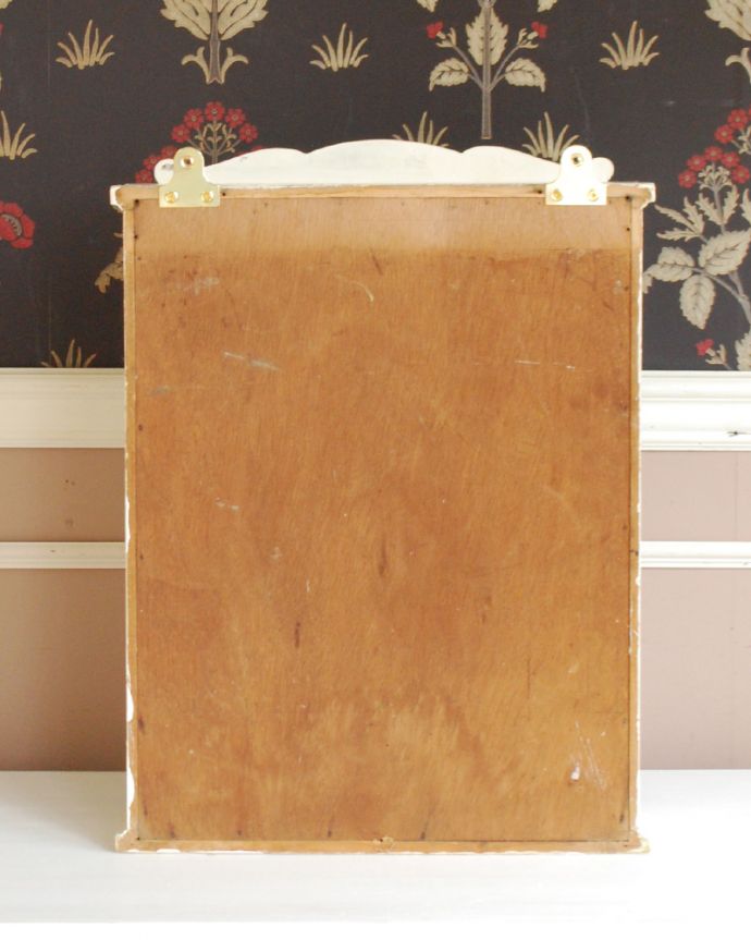 ウォールキャビネット　アンティーク家具　ガラス扉付きのスモールキャビネット、壁につけるアンティーク家具。アンティークは新品ではないので、もちろん経年変化によるキズはありますが、専門の職人が目立たないようキレイにお直しをしているので、後姿までキレイです。(d-1256-f)