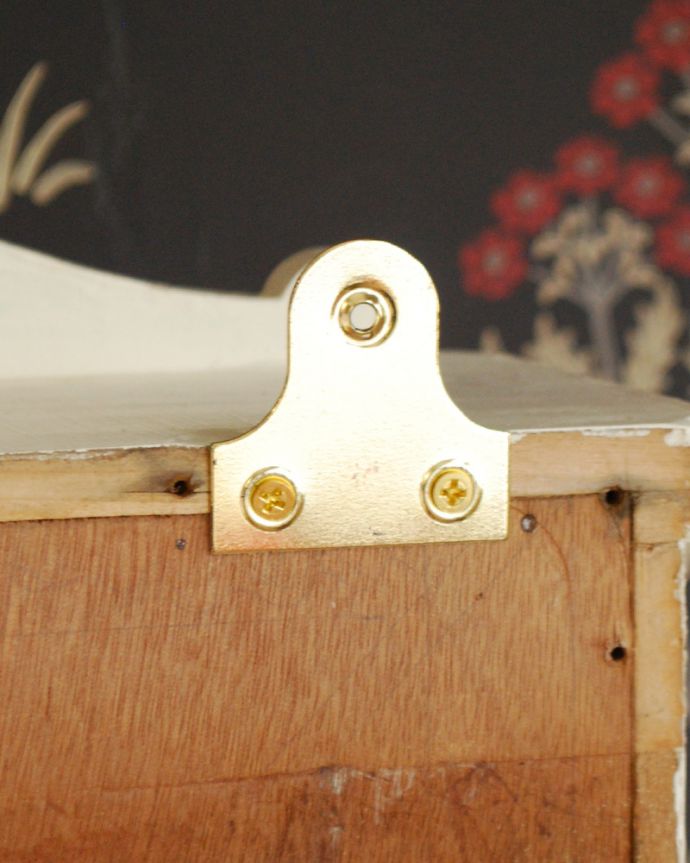 ウォールキャビネット　アンティーク家具　ガラス扉付きのスモールキャビネット、壁につけるアンティーク家具。壁に固定できるように留め金が付いています。(d-1256-f)