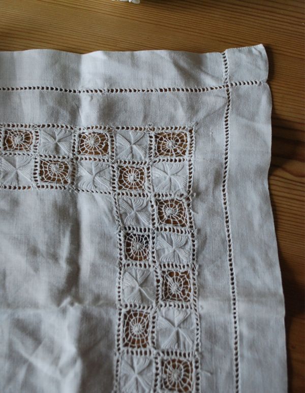 ミルクピッチャー　アンティーク雑貨　四角形でゴージャス、繊細なアンティークドイリーレース。ハンドメイドの繊細さとあたたかさがあります。(d-1257-z)