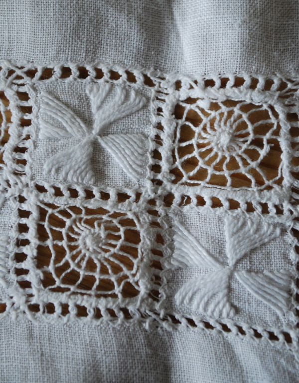 ミルクピッチャー　アンティーク雑貨　四角形でゴージャス、繊細なアンティークドイリーレース。アンティークのため、多少の汚れやシミがある場合がありますが、使用上問題はありませんので、ご了承下さい。(d-1257-z)