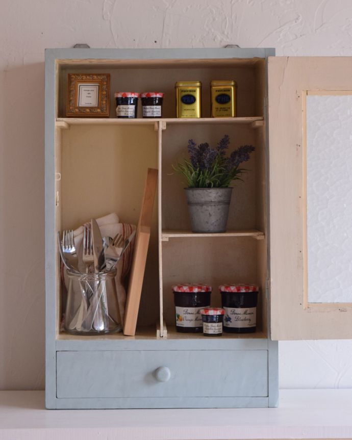 ウォールキャビネット　アンティーク家具　引き出し付きのスモールキャビネット、壁につけるアンティーク家具。玄関の鍵置きに。(d-1258-f)