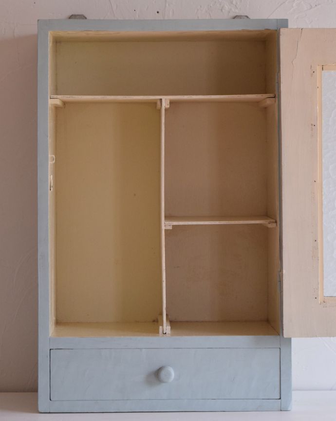 ウォールキャビネット　アンティーク家具　引き出し付きのスモールキャビネット、壁につけるアンティーク家具。扉内も綺麗にペイントされています。(d-1258-f)