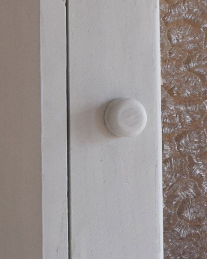 ウォールキャビネット　アンティーク家具　引き出し付きのスモールキャビネット、壁につけるアンティーク家具。アンティークのいい風合いのシンプルな取っ手です。(d-1258-f)