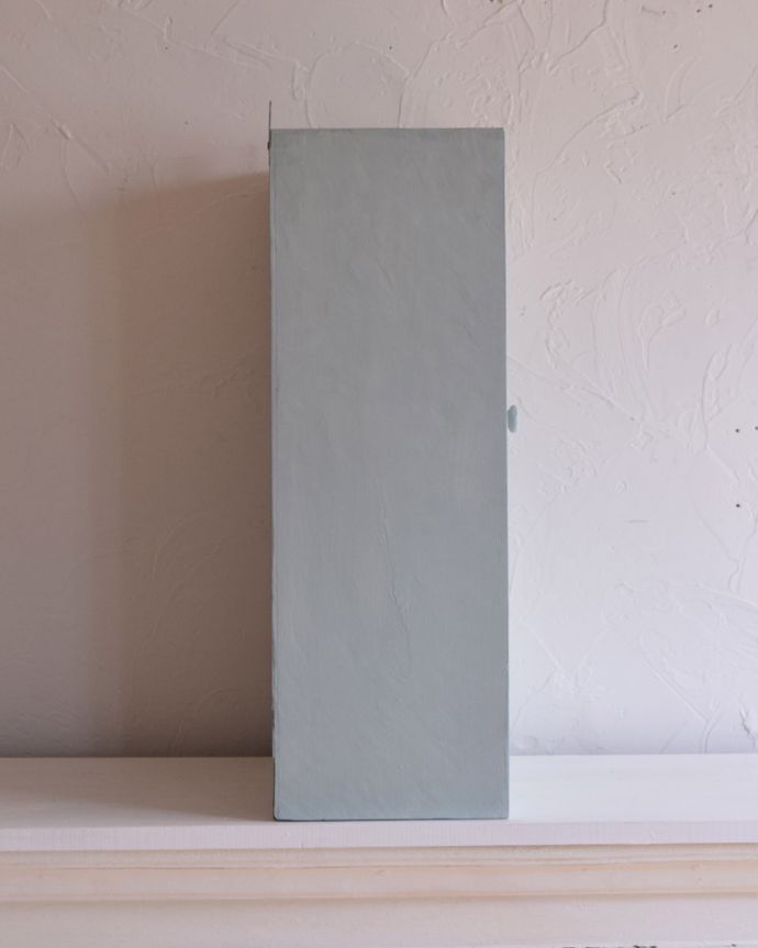 ウォールキャビネット　アンティーク家具　引き出し付きのスモールキャビネット、壁につけるアンティーク家具。サイドもきれいにペイントされています。(d-1258-f)