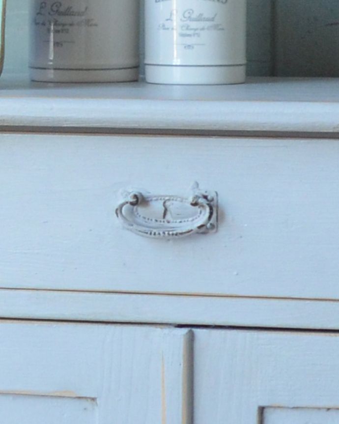 アンティークのキャビネット　アンティーク家具　アンティークのフレンチインテリア、引き出しと扉が付いたスモールキャビネット。引き出しの取っ手です。(d-1259-f)