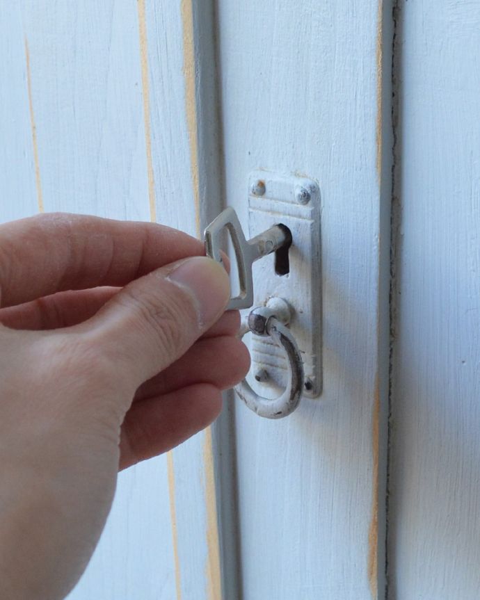 アンティークのキャビネット　アンティーク家具　アンティークのフレンチインテリア、引き出しと扉が付いたスモールキャビネット。扉の取っ手です。(d-1259-f)