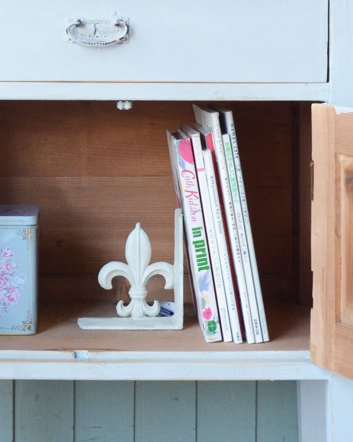 アンティークのキャビネット　アンティーク家具　アンティークのフレンチインテリア、引き出しと扉が付いたスモールキャビネット。棚板が付いていないので、本の収納も可能です。(d-1259-f)