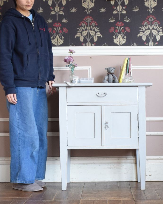 アンティークのキャビネット　アンティーク家具　アンティークのフレンチインテリア、引き出しと扉が付いたスモールキャビネット。リビングの電話台にいかがでしょう？家電を置いても雰囲気が崩れないところがさすがです。(d-1259-f)