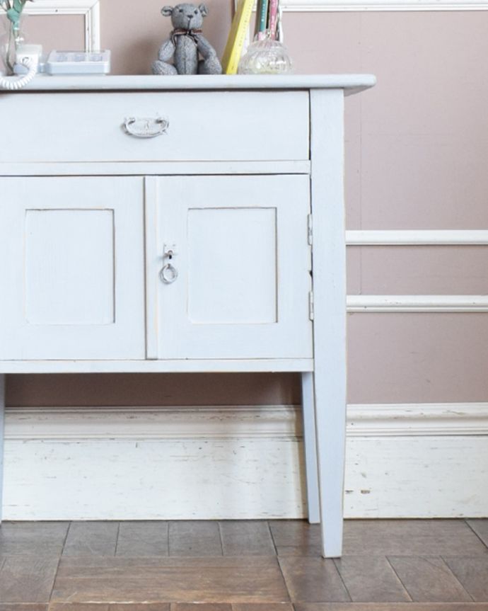 アンティークのキャビネット　アンティーク家具　アンティークのフレンチインテリア、引き出しと扉が付いたスモールキャビネット。お部屋にフランスの香りをプラスしてくれます。(d-1259-f)