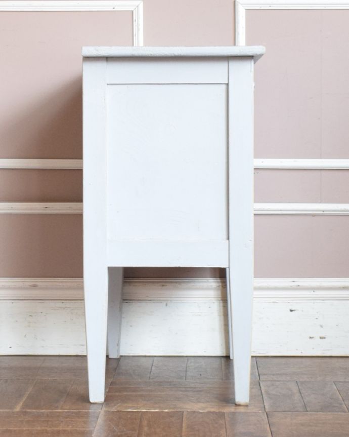 アンティークのキャビネット　アンティーク家具　アンティークのフレンチインテリア、引き出しと扉が付いたスモールキャビネット。サイドもきれいにペイントされています。(d-1259-f)