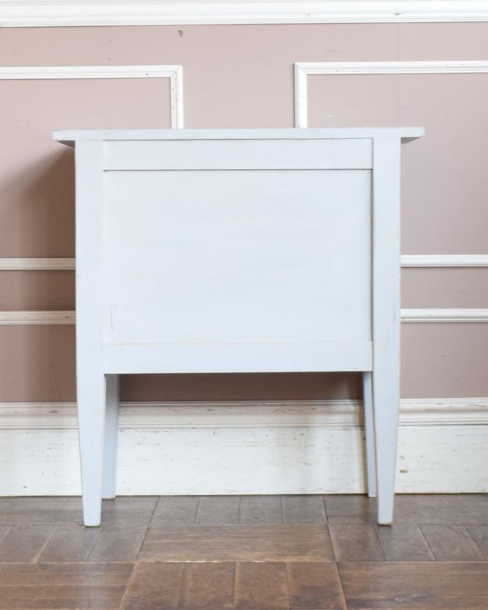 アンティークのキャビネット　アンティーク家具　アンティークのフレンチインテリア、引き出しと扉が付いたスモールキャビネット。※アンティークは新品ではないので、もちろん経年変化によるキズはありますが、専門の職人が目立たないようキレイにお直しをしているので、後姿までキレイです。(d-1259-f)