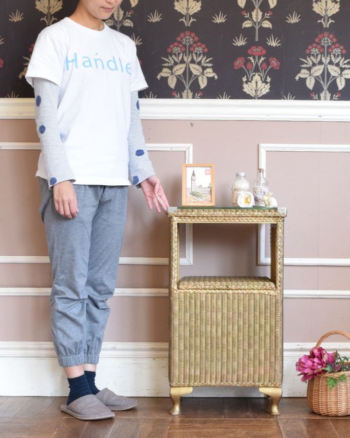 ロイドルーム　アンティーク家具　ロイドルームのベッドサイドキャビネット、丈夫なアンティーク家具。場所もとらないので、お部屋の空いたスペースに置いてみて下さい。(d-1260-f)