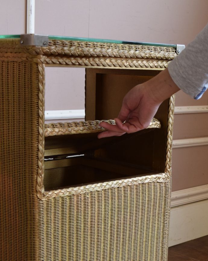 ロイドルーム　アンティーク家具　ロイドルームのベッドサイドキャビネット、丈夫なアンティーク家具。フタをあけると、ボックス型の収納になっています。(d-1260-f)