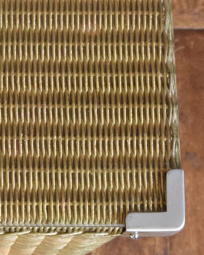 ロイドルーム　アンティーク家具　ロイドルームのベッドサイドキャビネット、丈夫なアンティーク家具。天板のガラス板は、しっかりと金具で固定されているので、安定感があります。(d-1260-f)