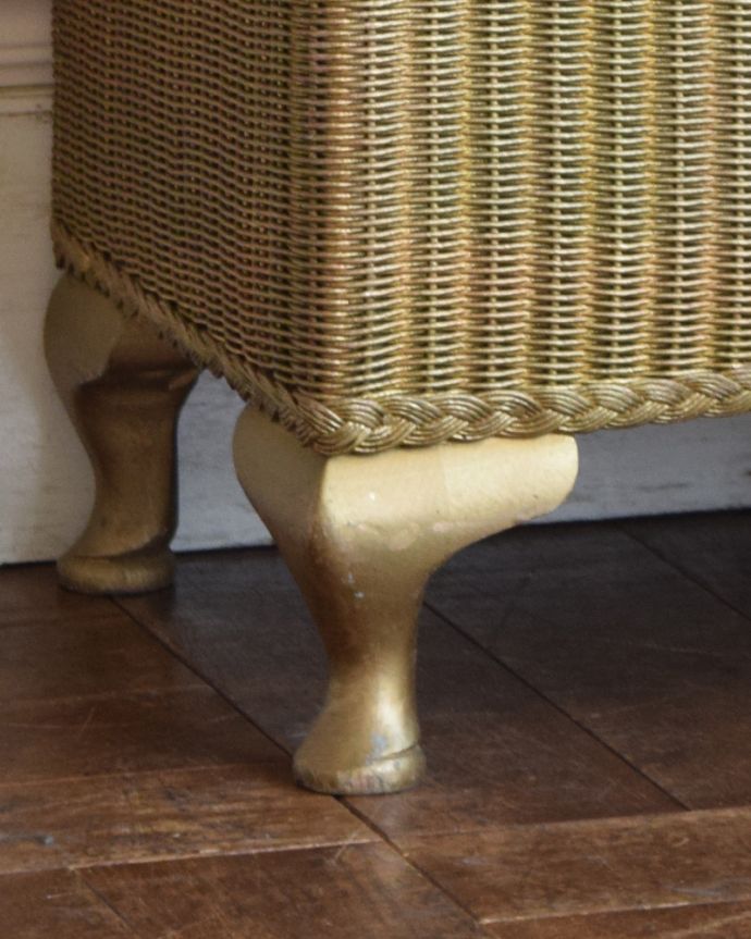 ロイドルーム　アンティーク家具　ロイドルームのベッドサイドキャビネット、丈夫なアンティーク家具。可愛らしい小さな脚がしっかりとキャビネットを支えてくれます。(d-1260-f)