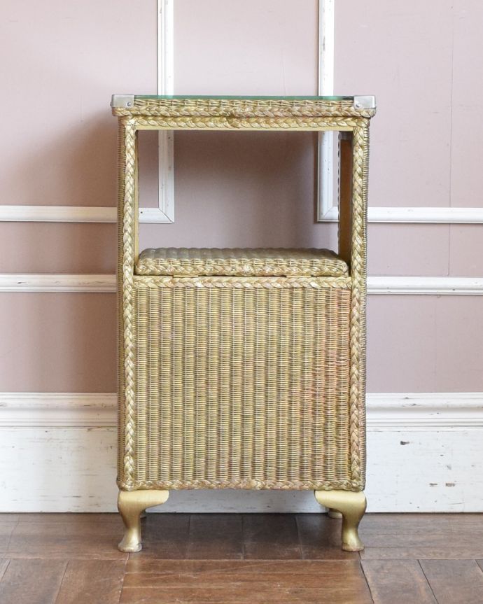 ロイドルーム　アンティーク家具　ロイドルームのベッドサイドキャビネット、丈夫なアンティーク家具。アンティークは新品ではないので、もちろん経年変化によるキズはありますが、専門の職人が目立たないようキレイにお直しをしているので、後姿までキレイです。(d-1260-f)