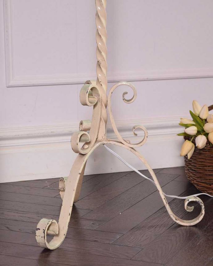 スタンドライト　照明・ライティング　英国輸入のアイアンスタンド、エレガントなアンティークフロアランプ（Ｂ22シャンデリア球付）。。(d-1263-f)