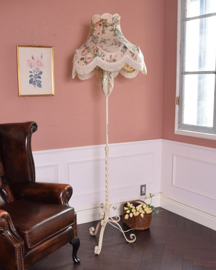 スタンドライト　照明・ライティング　英国輸入のアイアンスタンド、エレガントなアンティークフロアランプ（Ｂ22シャンデリア球付）。。(d-1263-f)