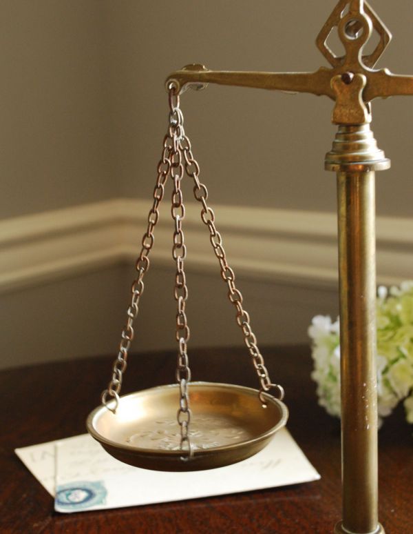 シルバーのテーブルウェア　アンティーク雑貨　英国アンティーク雑貨、真鍮製の天秤はかり。ドライフラワーや、アクセサリー、小物を乗せてディスプレイアイテムとしてお使い下さい。(d-1263-z)