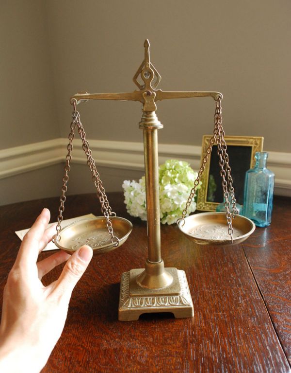 シルバーのテーブルウェア　アンティーク雑貨　英国アンティーク雑貨、真鍮製の天秤はかり。ショップのディスプレイにも人気です。(d-1263-z)