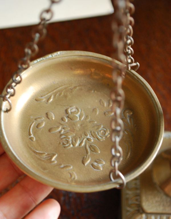 シルバーのテーブルウェア　アンティーク雑貨　英国アンティーク雑貨、真鍮製の天秤はかり。ローズがデザインされています。(d-1263-z)