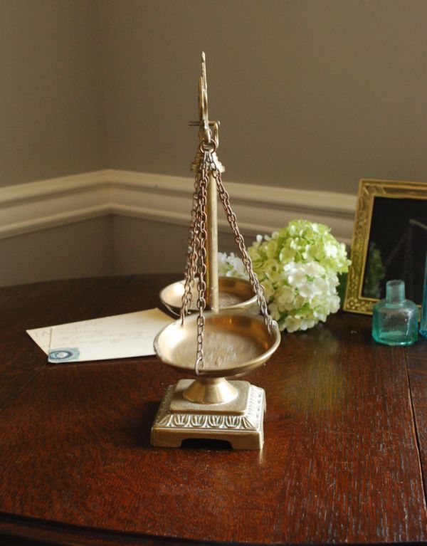 シルバーのテーブルウェア　アンティーク雑貨　英国アンティーク雑貨、真鍮製の天秤はかり。横から見るとこんな感じです。(d-1263-z)