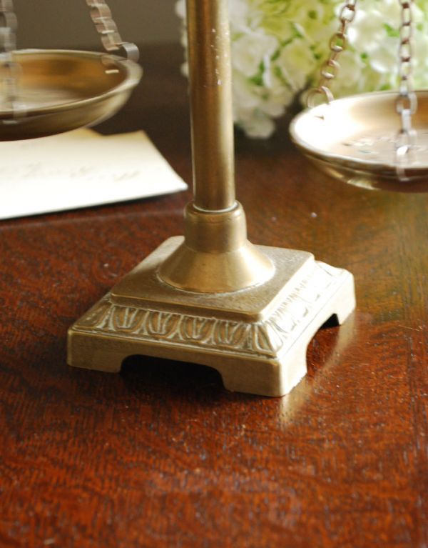 シルバーのテーブルウェア　アンティーク雑貨　英国アンティーク雑貨、真鍮製の天秤はかり。しっかりと支える土台です。(d-1263-z)