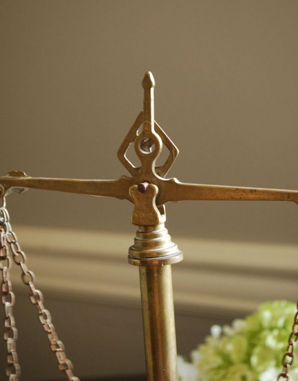 シルバーのテーブルウェア　アンティーク雑貨　英国アンティーク雑貨、真鍮製の天秤はかり。天秤に少し傾きが少しあるのでオブジェとしてお使い下さい。(d-1263-z)
