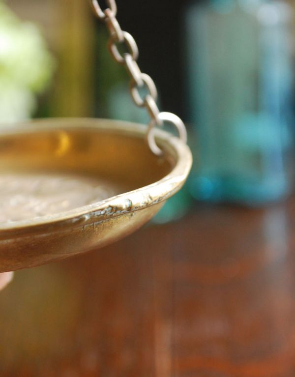 シルバーのテーブルウェア　アンティーク雑貨　英国アンティーク雑貨、真鍮製の天秤はかり。アンティークは新品ではありません。(d-1263-z)