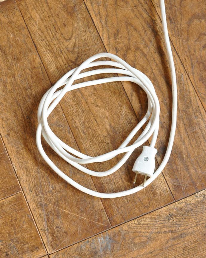 スタンドライト　照明・ライティング　英国輸入のアイアンスタンド、エレガントなアンティークフロアランプ（Ｂ22シャンデリア球付）。。(d-1263-f)