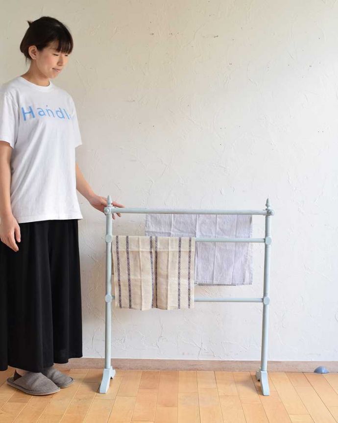 タオルハンガー アンティーク家具 水色のペイント仕上げのアンティーク雑貨、木製のタオルハンガー(5本タイプ)。ランドリールームにピッタリの爽やかさ!手拭きやフェイスタオルなどを掛けて実用的にお楽しみ頂けます。(d-1266-f)