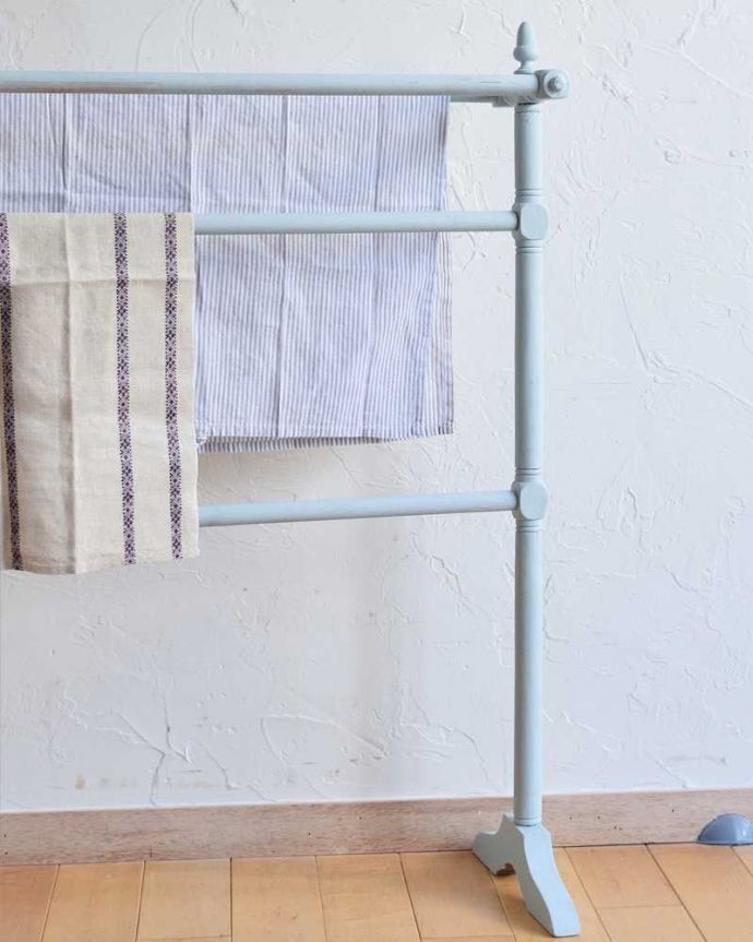 タオルハンガー アンティーク家具 水色のペイント仕上げのアンティーク雑貨、木製のタオルハンガー(5本タイプ)。洋書のバスルームで見るようなタオルハンガーアンティークなので多少汚れもありますが、使用上問題はないのでご安心くださいね。(d-1266-f)