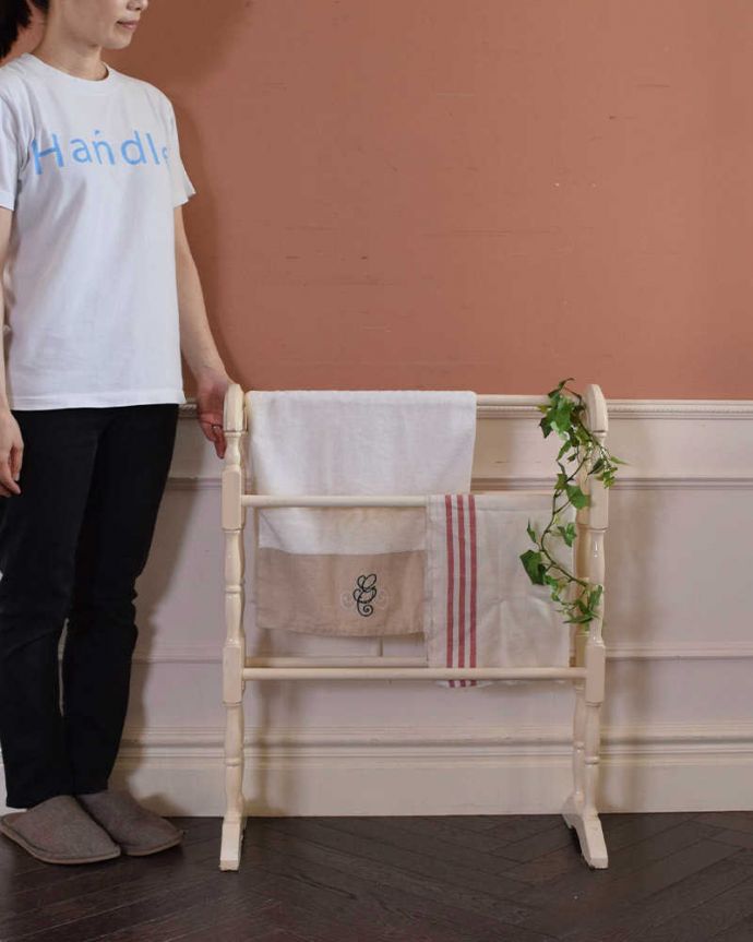 タオルハンガー アンティーク家具 室内干しが楽しくなるアンティークのアーチ型タオルハンガー(タオルレイル)。ランドリールームにピッタリの爽やかさ!手拭きやフェイスタオルなどを掛けて実用的にお楽しみ頂けます。(d-1267-f)