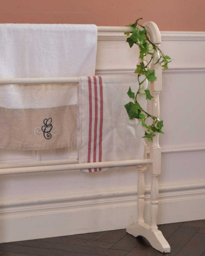 タオルハンガー アンティーク家具 室内干しが楽しくなるアンティークのアーチ型タオルハンガー(タオルレイル)。トップはアーチ型になっています。(d-1267-f)