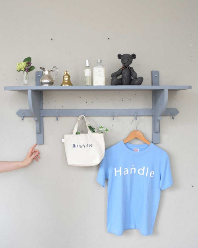 ウォールシェルフ・ウォールハンガー　アンティーク家具　壁に付けるだけで便利でお洒落なアンティークのウォールシェルフ（フック付き）。壁をオシャレにしてくれる実用的なペイントシェルフフランスらしい色使いがおシャレな雰囲気を作ってくれるシェルフ。(d-1270-f)