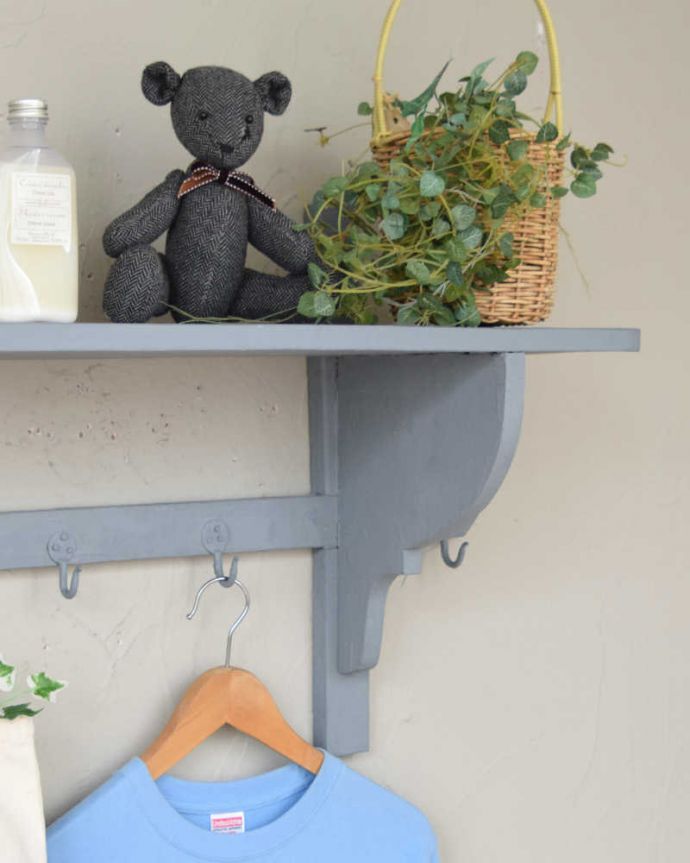 ウォールシェルフ・ウォールハンガー　アンティーク家具　壁に付けるだけで便利でお洒落なアンティークのウォールシェルフ（フック付き）。壁のオシャレを楽しみましょう壁に取り付けるだけでなんだかワクワクしちゃう可愛らしさ。(d-1270-f)