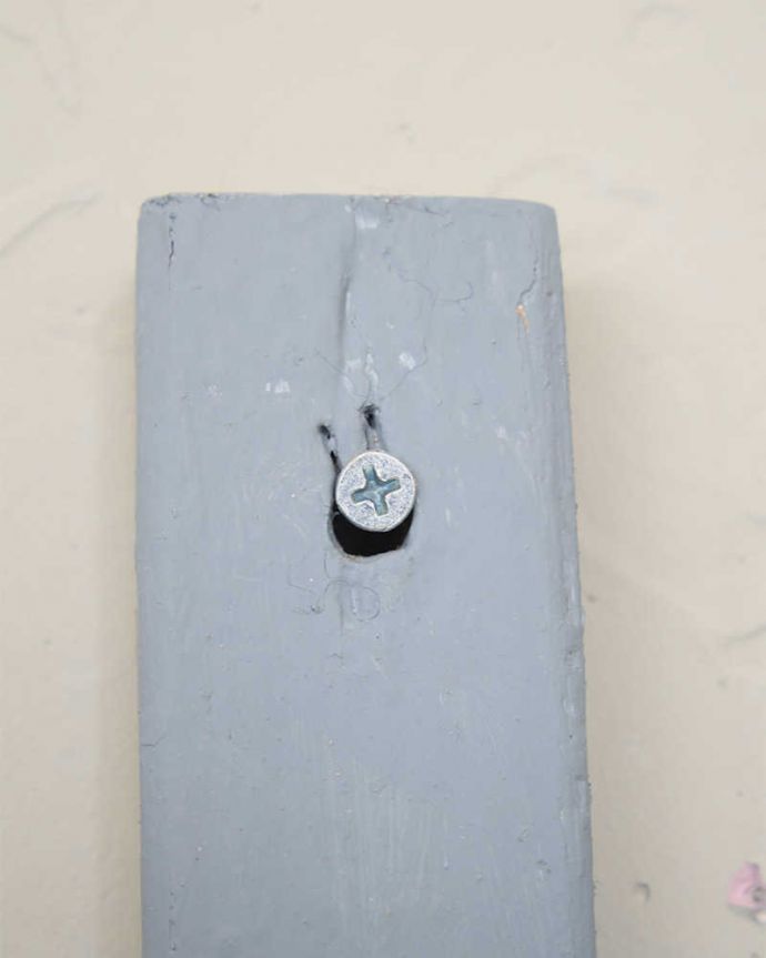 ウォールシェルフ・ウォールハンガー　アンティーク家具　壁に付けるだけで便利でお洒落なアンティークのウォールシェルフ（フック付き）。壁に取り付け出来ます。(d-1270-f)