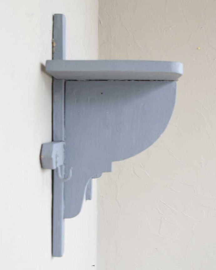 ウォールシェルフ・ウォールハンガー　アンティーク家具　壁に付けるだけで便利でお洒落なアンティークのウォールシェルフ（フック付き）。横から見ると、こんなデザインですもちろん横顔だってキレイ！どこから見ても壁に映えてまるで絵のような雰囲気です。(d-1270-f)