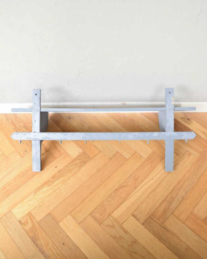 ウォールシェルフ・ウォールハンガー　アンティーク家具　壁に付けるだけで便利でお洒落なアンティークのウォールシェルフ（フック付き）。後ろ側を見てみると･･･アンティークは新品ではないので、もちろん経年変化によるキズはありますが、壁に付ける部分も職人がキレイに修復したので、安心してお使いください。(d-1270-f)