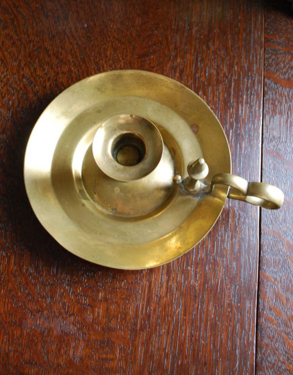 シルバーのテーブルウェア　アンティーク雑貨　イギリスアンティークの雑貨、持ち手付き真鍮製キャンドルスタンド。上から見るとこんな感じです。(d-1270-z)