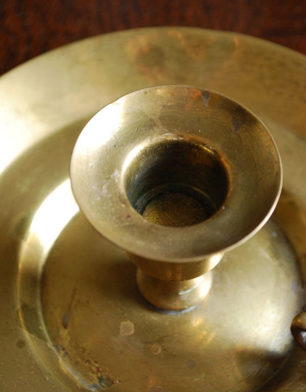 シルバーのテーブルウェア　アンティーク雑貨　イギリスアンティークの雑貨、持ち手付き真鍮製キャンドルスタンド。アンティークのため、多少の汚れ・傷がある場合がありますが、使用上問題はありませんので、ご了承下さい。(d-1270-z)