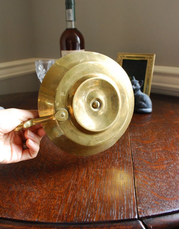 シルバーのテーブルウェア　アンティーク雑貨　イギリスアンティークの雑貨、持ち手付き真鍮製キャンドルスタンド。裏もキレイです。(d-1270-z)