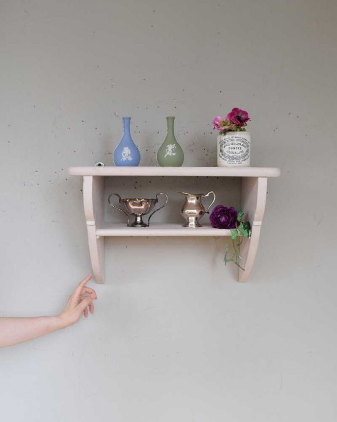 ウォールシェルフ・ウォールハンガー　アンティーク家具　ペイントの小さな壁付け家具、フレンチスタイルのアンティークウォールシェルフ。殺風景になりがちなお部屋の壁が、明るくてにぎやかな印象に！アンティークのペイントの風合いをお楽しみください。(d-1271-f)