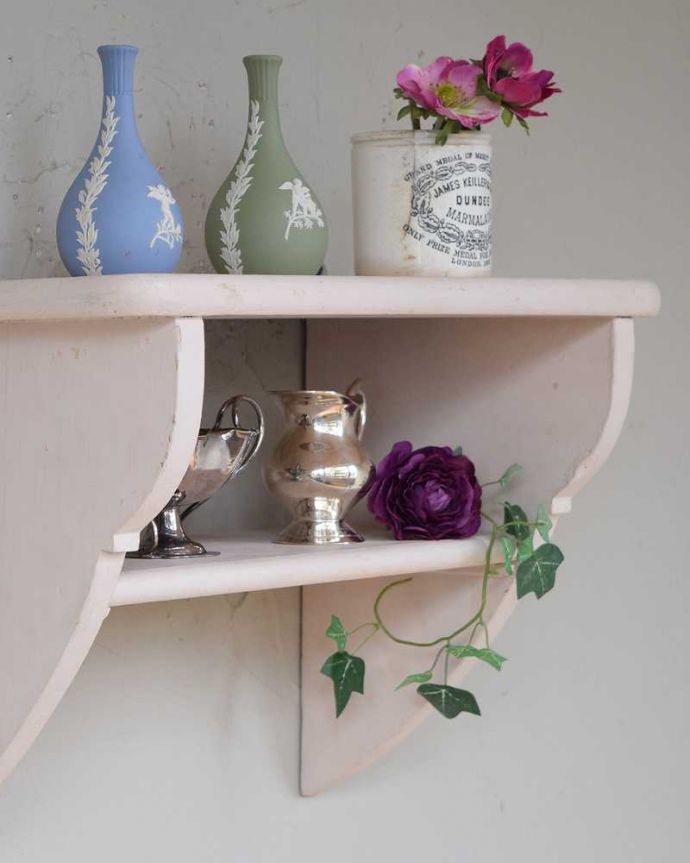 ウォールシェルフ・ウォールハンガー　アンティーク家具　ペイントの小さな壁付け家具、フレンチスタイルのアンティークウォールシェルフ。可愛らしいカッティングがされています。(d-1271-f)