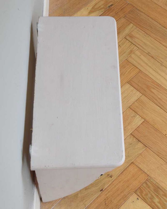 ウォールシェルフ・ウォールハンガー　アンティーク家具　ペイントの小さな壁付け家具、フレンチスタイルのアンティークウォールシェルフ。上から見ると天板はこんな感じ。(d-1271-f)