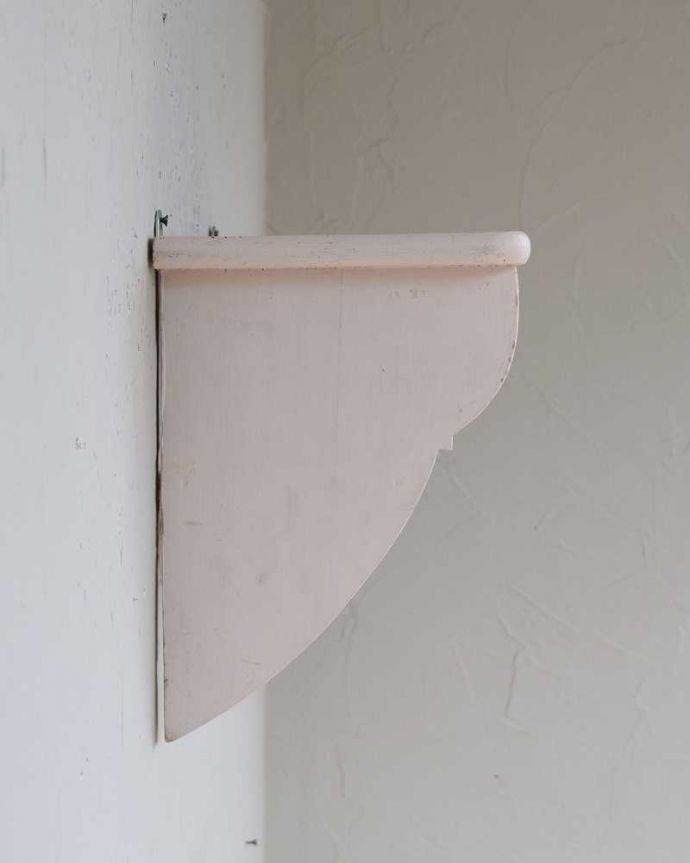 ウォールシェルフ・ウォールハンガー　アンティーク家具　ペイントの小さな壁付け家具、フレンチスタイルのアンティークウォールシェルフ。横から見てもキレイですもちろん、横顔だってキレイ！どこから見ても絵になります。(d-1271-f)