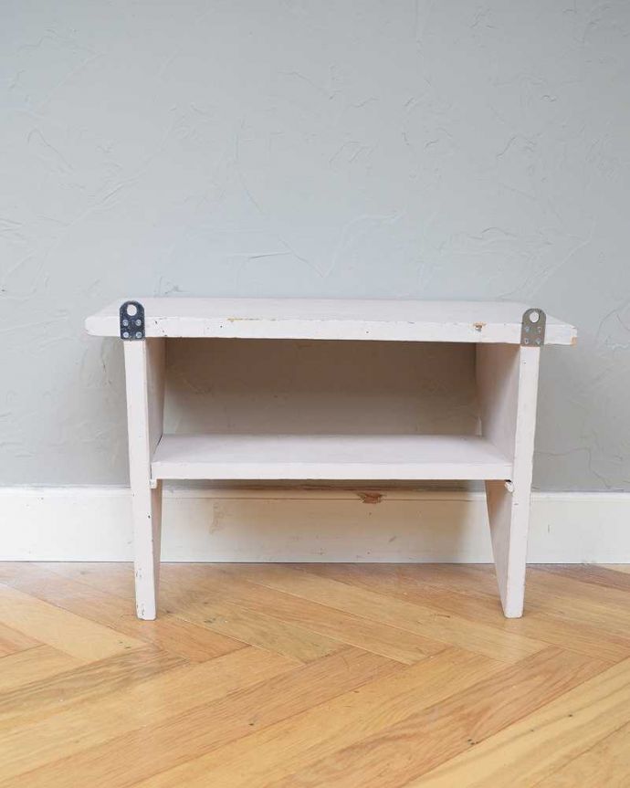 ウォールシェルフ・ウォールハンガー　アンティーク家具　ペイントの小さな壁付け家具、フレンチスタイルのアンティークウォールシェルフ。修復したので後姿もキレイですアンティークは新品ではないので、もちろん経年変化によるキズはありますが、専門の職人がキレイに修復したので、後ろ姿もキレイです。(d-1271-f)