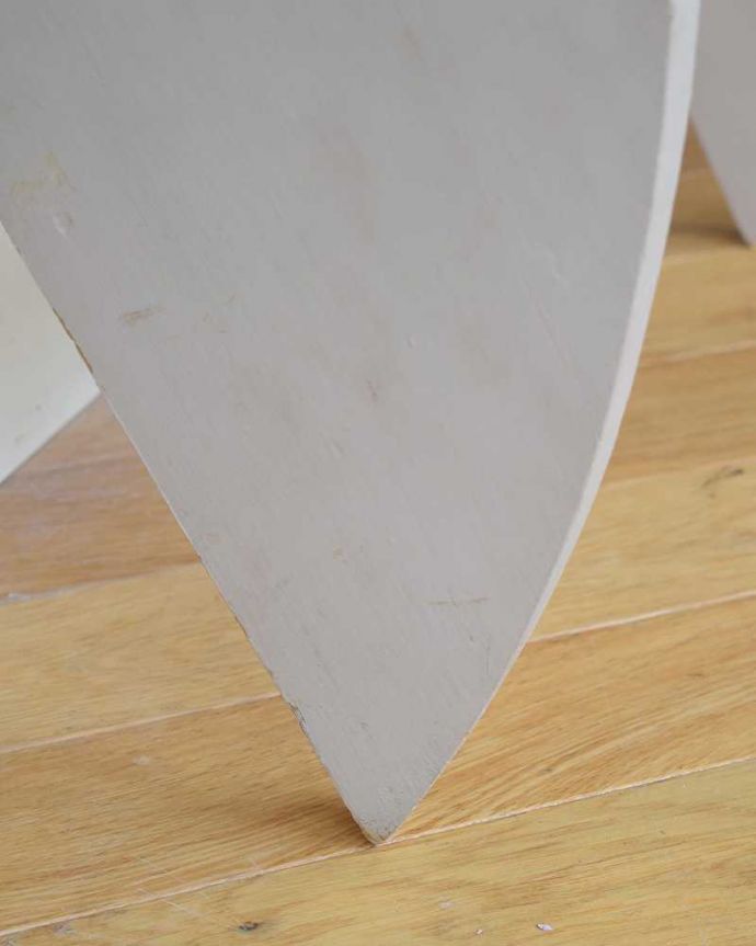 ウォールシェルフ・ウォールハンガー　アンティーク家具　ペイントの小さな壁付け家具、フレンチスタイルのアンティークウォールシェルフ。脚付きなので、床置きもできます。(d-1271-f)